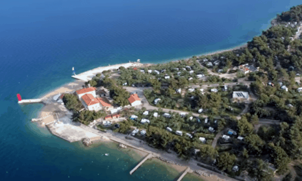 Chorvatský ostrov Cres z dronu