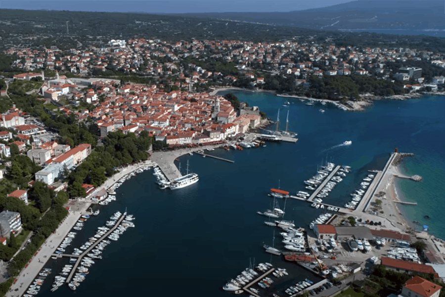Chorvatský ostrov Krk z dronu